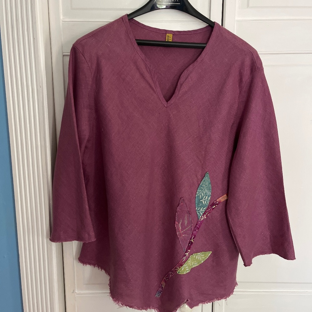 Linen top with appliqué flowers